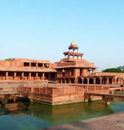 Fatehpur Sikri - Stroll through Akbar the Great's famous deserted city Image